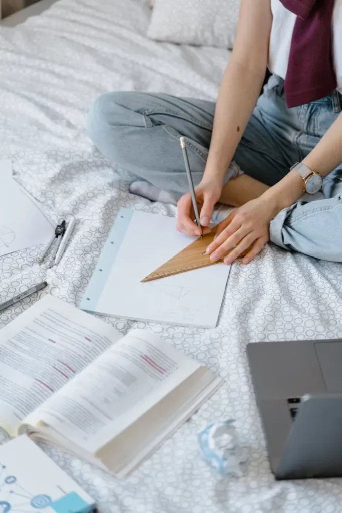 pexels-photo-8472951 Apprenant concentré sur un exercice de géométrie – méthode Optimise.toi avec outils adaptés